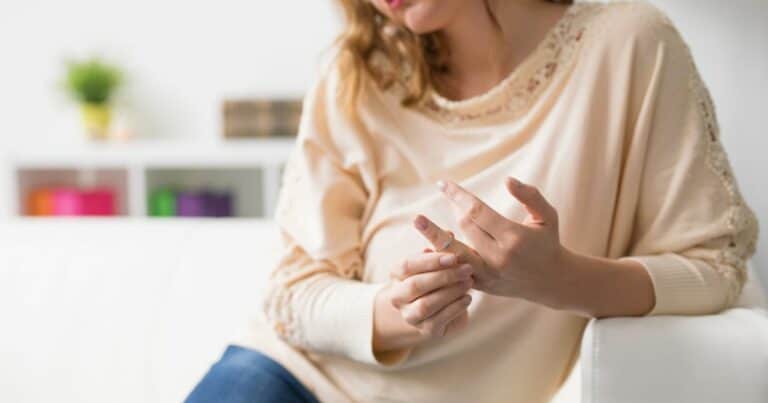 wedding ring divorced